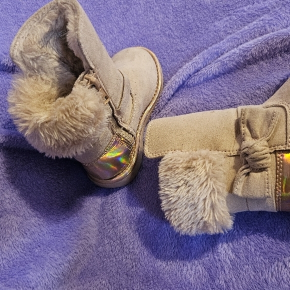 MAGELLAN OUTDOORS Little Girls Pink Holographic Designed fur boots sz7 - Picture 10 of 10